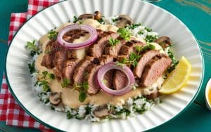 Blitz-Stroganoff auf Spinatreis: das kleine Detail, das fast niemand bemerkt – und dann passiert etwas Unerwartetes